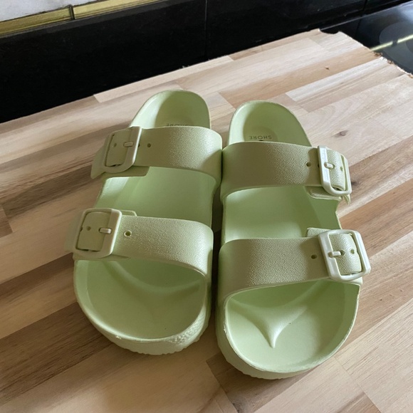 SHADE & SHORE LIME GREEN SANDALS WITH ADJUSTABLE STRAPS - Picture 12 of 13